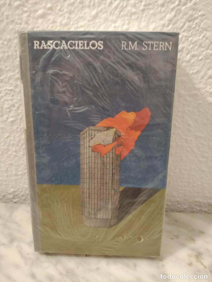 Libros de segunda mano: Rascacielos R.M. Stern - Foto 1