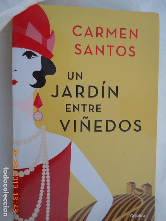 Gebrauchte B&uuml;cher: UN JARDIN ENTRE VI&Ntilde;EDOS , CARMEN SANTOS , GRIJALBO 1&ordf; EDICION 2016