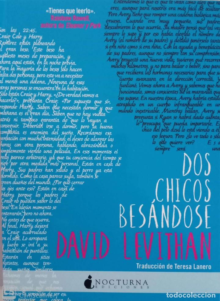 Libros de segunda mano: Dos chicos bes&aacute;ndose - Foto 1