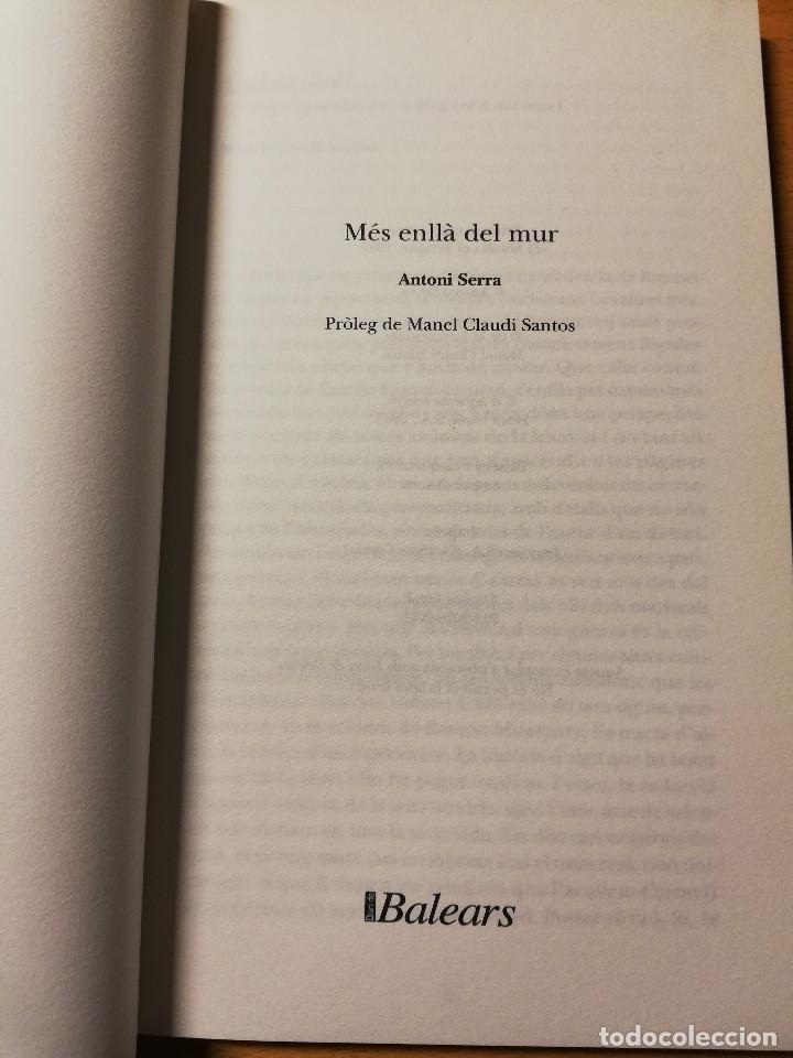 Libros de segunda mano: M&Eacute;S ENLL&Agrave; DEL MUR (ANTONI SERRA) - Foto 2