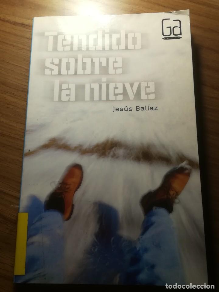 Libros de segunda mano: TENDIDO SOBRE LA NIEVE JESUS BALLAZ GRAN ANGULAR 2005 - Foto 1