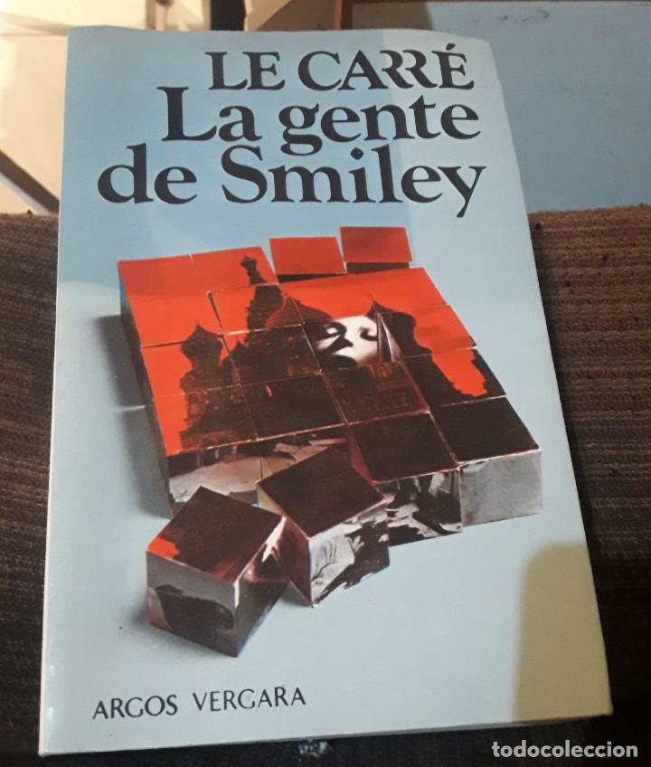 Libros de segunda mano: LA GENTE DE SMILEY - Foto 1