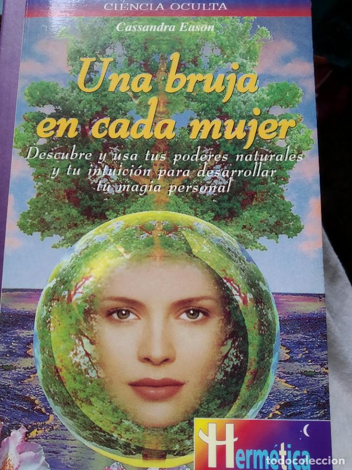 Libros de segunda mano: Una bruja en cada mujer. - Foto 1