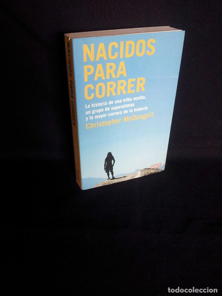 Libros de segunda mano: CHRISTOPHER MCDOUGALL - NACIDOS PARA CORRER - DEBATE 2013 - Foto 1
