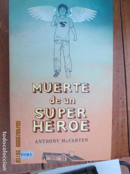 Libros de segunda mano: MUERTE DE UN SUPER HEROE - ANTHONY MCCARTEN - SUMA -2008 - Foto 1