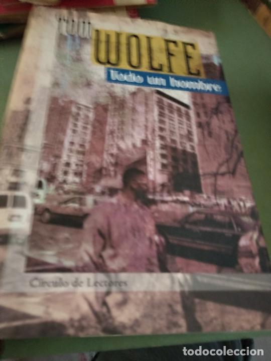 Libros de segunda mano: TODO UN HOMBRE - WOLFE , TOM - Foto 1