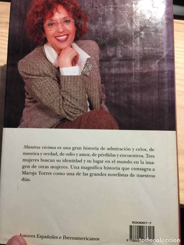 Libros de segunda mano: Mientras vivimos - Maruja Torres - Foto 2