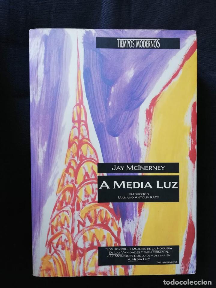 Libros de segunda mano: A MEDIA LUZ - JAY MCINERNEY - Foto 1