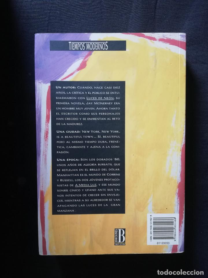 Libros de segunda mano: A MEDIA LUZ - JAY MCINERNEY - Foto 2