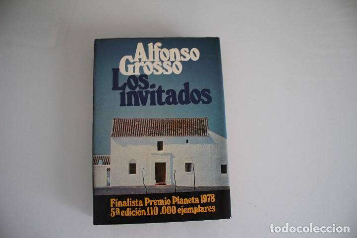 Libros de segunda mano: LOS INVITADOS ALFONSO CROSSO - Foto 1