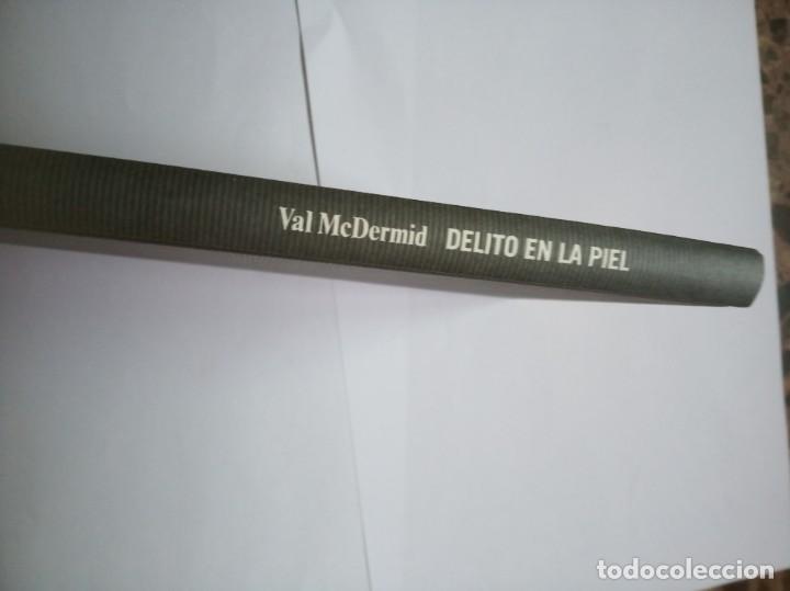 Libros de segunda mano: DELITO EN LA PIEL VAL MCDERMID - Foto 1