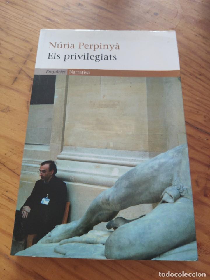 Libros de segunda mano: Els privilegiats. N&uacute;ria Perpiny&agrave;. - Foto 1