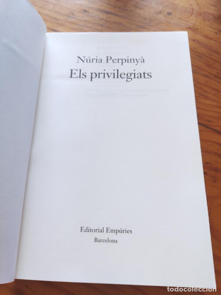 Libros de segunda mano: Els privilegiats. N&uacute;ria Perpiny&agrave;. - Foto 3