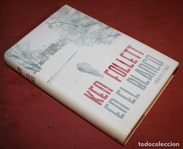 Libros de segunda mano: KEN FOLLET - EN EL BLANCO - C&Iacute;RCULO DE LECTORES - 2005 - Foto 2