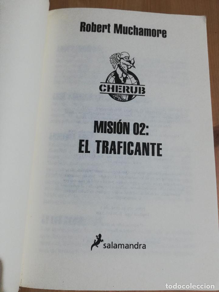 Libros de segunda mano: MISION 02: EL TRAFICANTE (ROBERT MUCHAMORE) - Foto 2