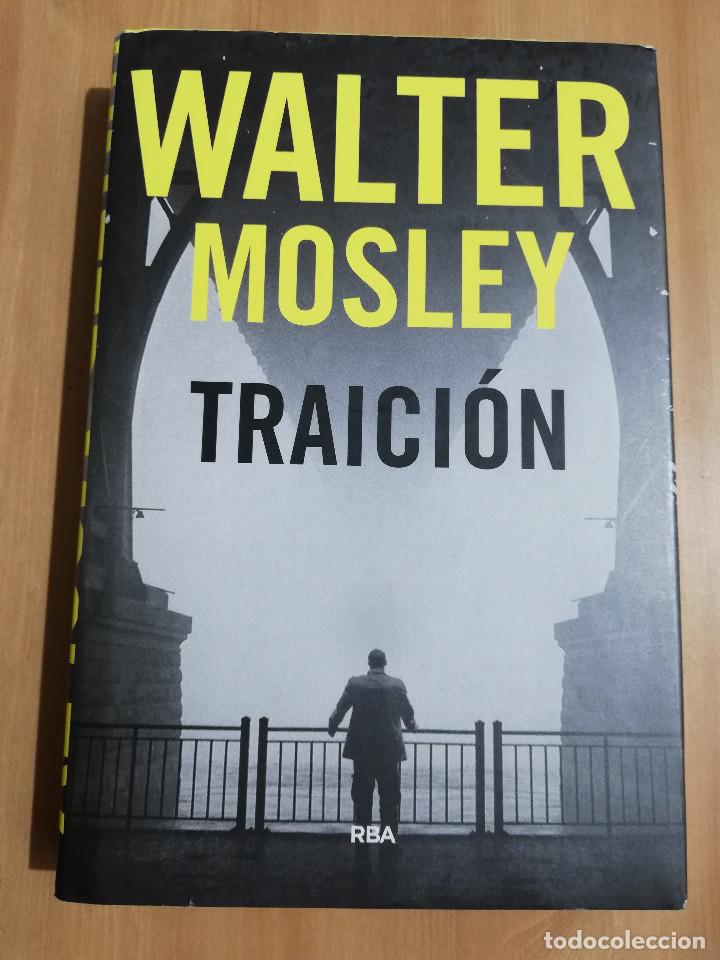 Libros de segunda mano: TRAICI&Oacute;N (WALTER MOSLEY) - Foto 1