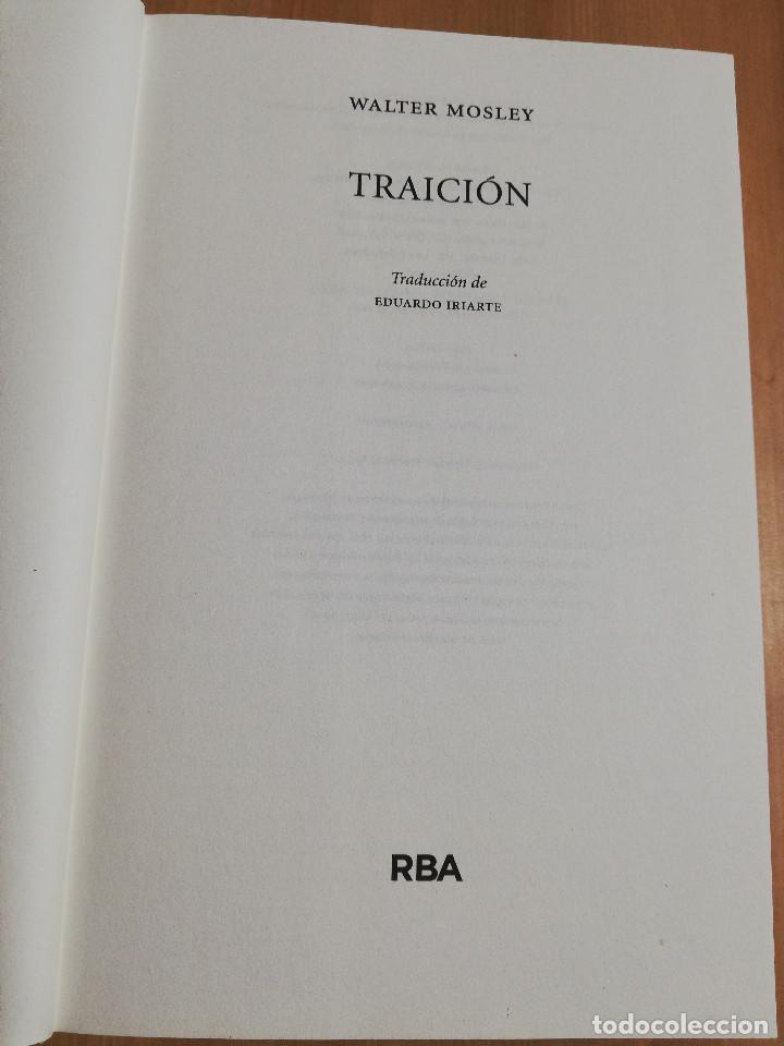 Libros de segunda mano: TRAICI&Oacute;N (WALTER MOSLEY) - Foto 2