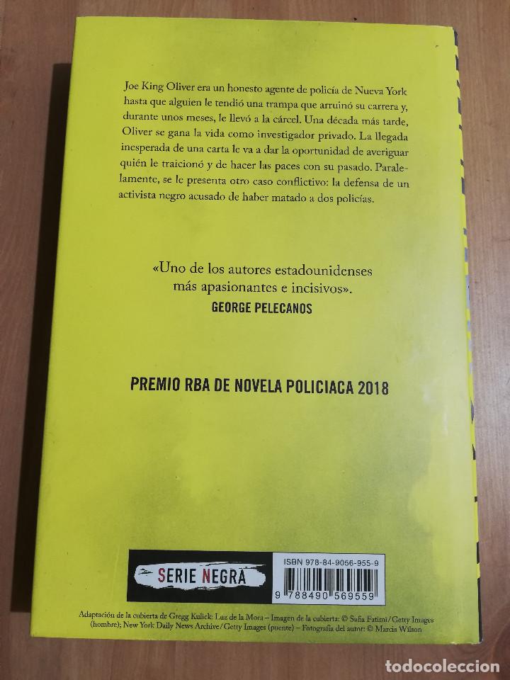Libros de segunda mano: TRAICI&Oacute;N (WALTER MOSLEY) - Foto 3
