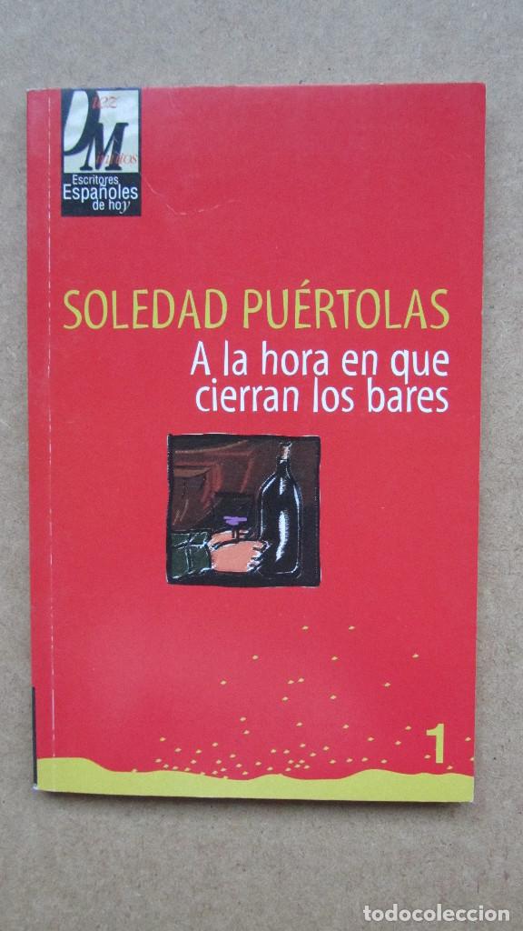 Libros de segunda mano: A LA HORA EN QUE CIERRAN LOS BARES SOLEDAD PU&Eacute;RTOLAS - Foto 1