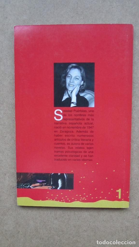 Libros de segunda mano: A LA HORA EN QUE CIERRAN LOS BARES SOLEDAD PU&Eacute;RTOLAS - Foto 2