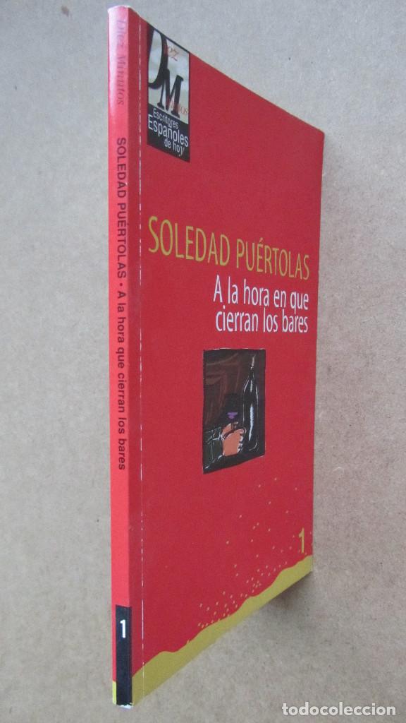 Libros de segunda mano: A LA HORA EN QUE CIERRAN LOS BARES SOLEDAD PU&Eacute;RTOLAS - Foto 3