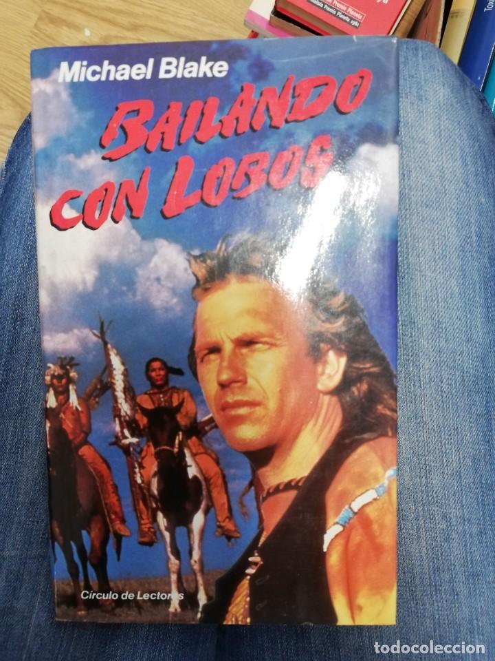 Libros de segunda mano: BAILANDO CON LOBOS. MICHAEL BLAKE - Foto 1