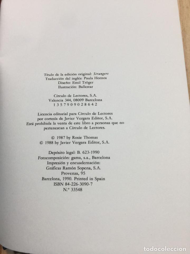 Libros de segunda mano: Dos desconocidos - Rosie Thomas - Foto 3
