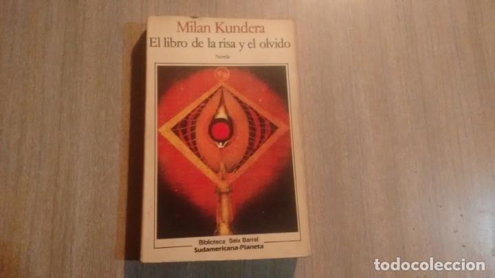 Libros de segunda mano: MILAN KUNDERA - EL LIBRO DE LA RISA Y EL OLVIDO - - Foto 1