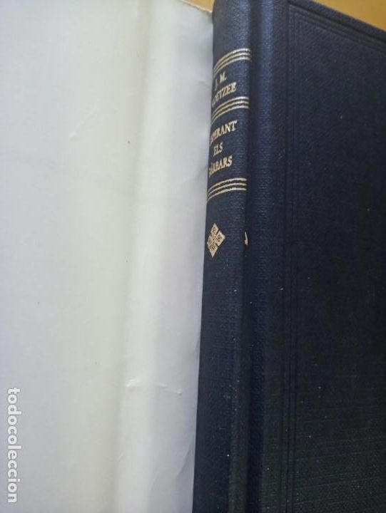 Libros de segunda mano: J. M. COETZEE ESPERANT ELS B&Agrave;RBARS - Foto 3
