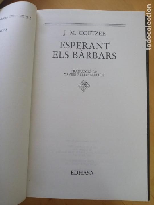 Libros de segunda mano: J. M. COETZEE ESPERANT ELS B&Agrave;RBARS - Foto 4