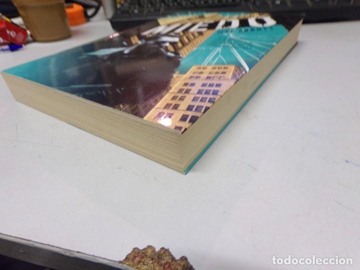 Libros de segunda mano: ESTAMOS LIQUIDANDO. miedo - Jeff Abbott - - Foto 2