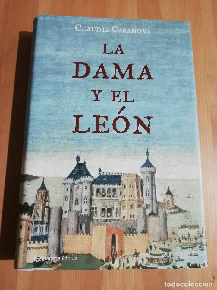 Libros de segunda mano: LA DAMA Y EL LE&Oacute;N (CLAUDIA CASANOVA) - Foto 1