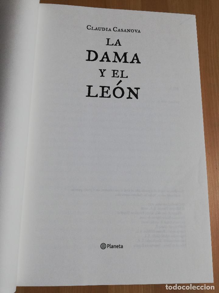 Libros de segunda mano: LA DAMA Y EL LE&Oacute;N (CLAUDIA CASANOVA) - Foto 2