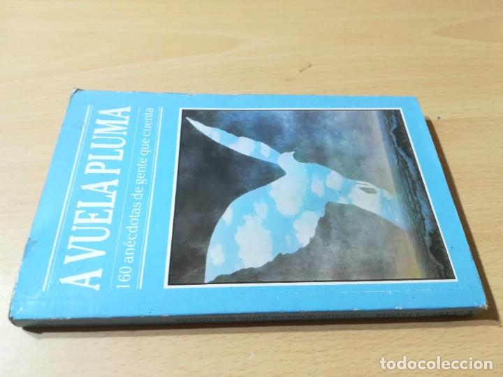 Livres d'occasion: A VUELA PLUMA 160 ANECDOTAS DE LA GENTE QUE CUENTA / / LA GRAN FAMILIA / ZESQ402