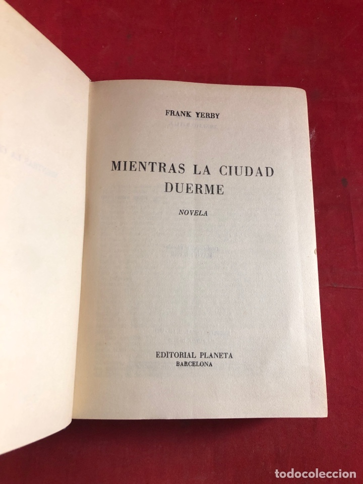 Libros de segunda mano: Mientras la ciudad duerme - Foto 1