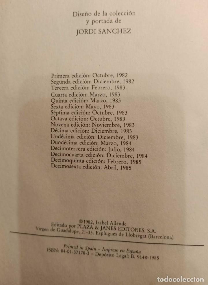 Libros de segunda mano: &rdquo;La Casa de los Esp&iacute;ritus&rdquo; - Isabel Allende, 1985 - Foto 4