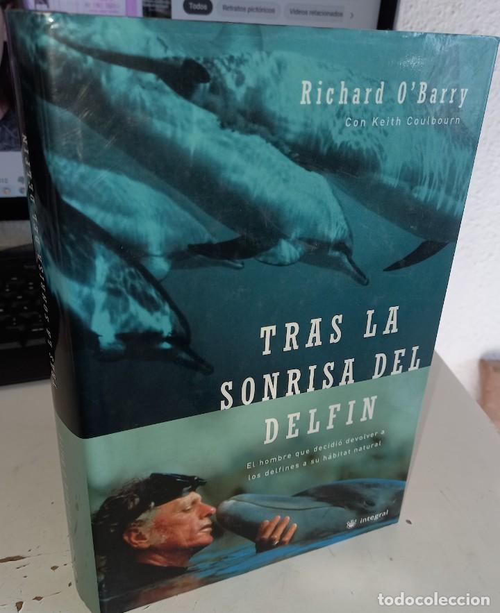 Libros de segunda mano: TRAS LA SONRISA DEL DELF&Iacute;N - OBARRY, RICHARD - Foto 1