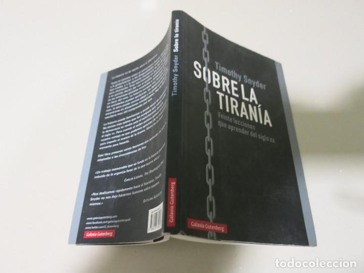 Libros de segunda mano: LIBRO Sobre la tiran&iacute;a. - Snyder, Timothy. - Foto 2