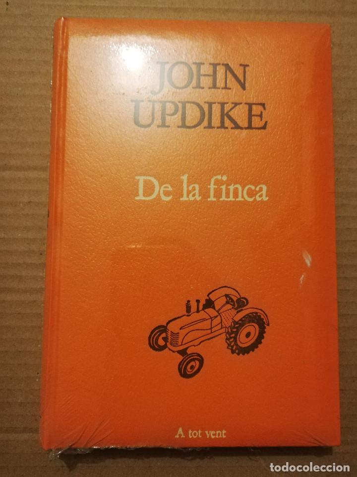 Libros de segunda mano: DE LA FINCA (JOHN UPDIKE) PRECINTAT - Foto 1
