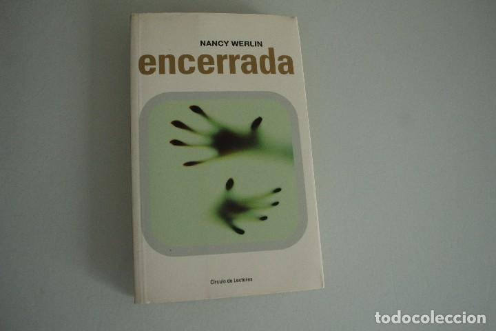 Libros de segunda mano: ENCERRADA - Foto 1