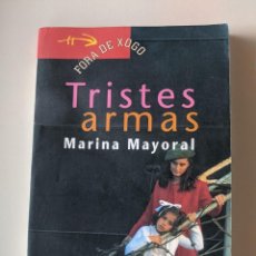 Libros de segunda mano: FORA DE XOGO - TRISTES ARMAS - MARINA MAYORAL - REGALO MARCAPAGINAS DE TALGO-RENFE. Lote 236157495