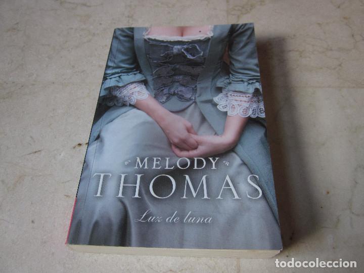 Libros de segunda mano: MELODY THOMAS - LUZ DE LUNA - CISNE 2009 - Foto 1