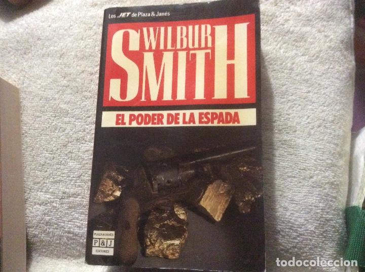 Libros de segunda mano: El poder de la espada Wilbur Smith - Foto 1