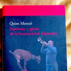 Libros de segunda mano: ESPLENDOR Y GLORIA DE LA INTERNACIONAL PAPANATAS (QUIM MONZÓ) - ED ACANTILADO- RÚSTICA CON SOLAPAS. Lote 253287155