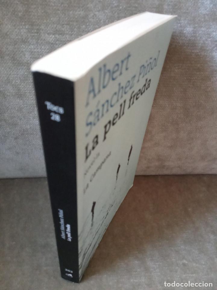 Libros de segunda mano: ALBERT S&Aacute;NCHEZ PI&Ntilde;OL - LA PELL FREDA - LA CAMPANA, 2005 - Foto 1
