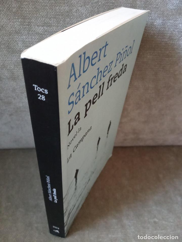 Libros de segunda mano: ALBERT S&Aacute;NCHEZ PI&Ntilde;OL - LA PELL FREDA - LA CAMPANA, 2005 - Foto 2