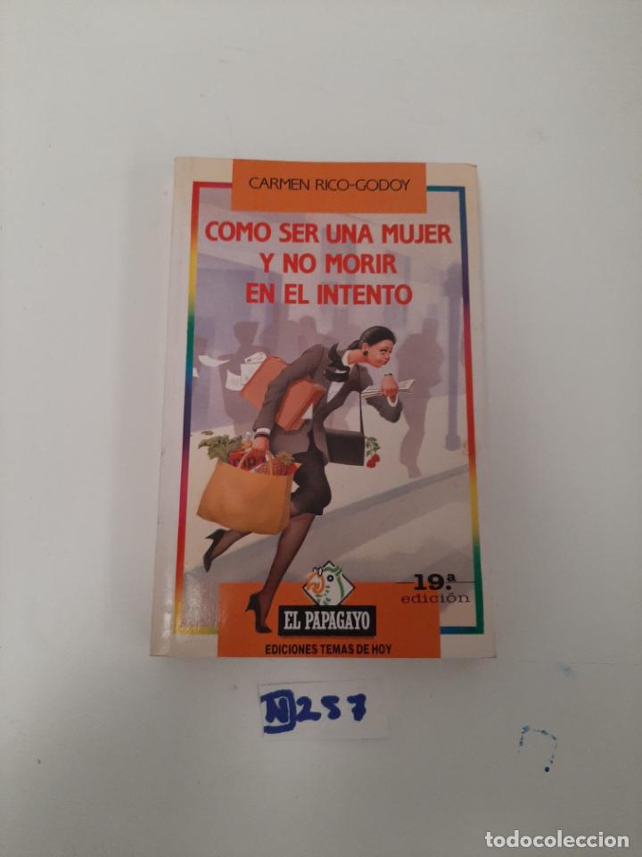 Libros de segunda mano: Como ser una mujer y no morir en el intento - Foto 1