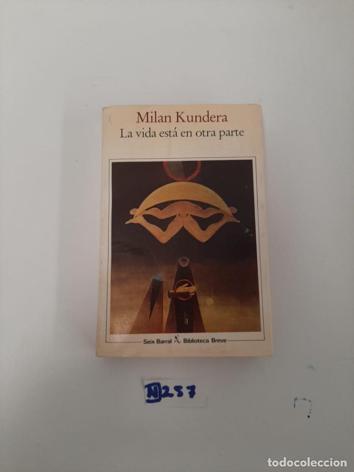 Libros de segunda mano: La vida est&aacute; en otra parte - Foto 1