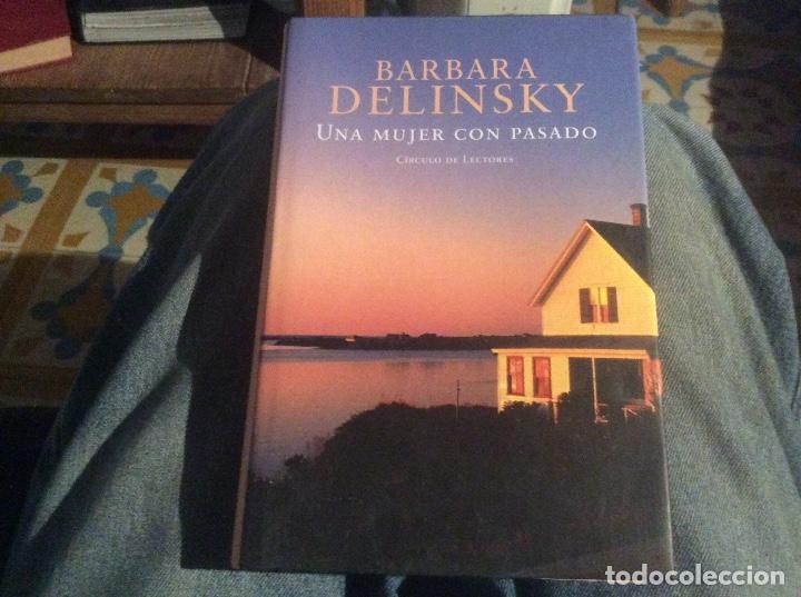 Libros de segunda mano: UNA MUJER CON PASADO. BARBARA DELINSKY - Foto 1
