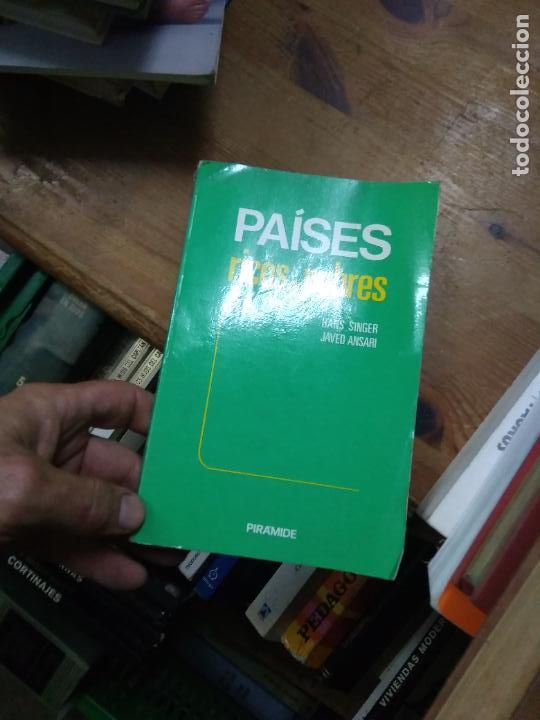 Libros de segunda mano: Pa&iacute;ses ricos y pobres, Hans Singer y Javed Ansari. L.6922-993